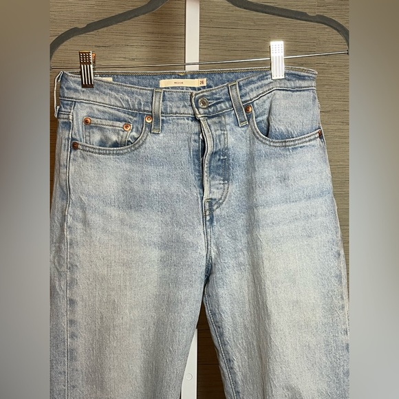 Levi’s Premium Wedgie Jeans Womens 26 Light Blue Wash Denim Straight Button Fly - Picture 2 of 6